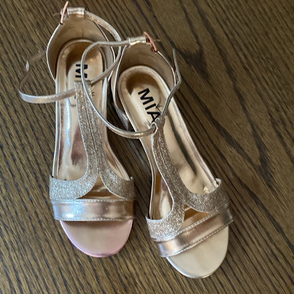 BEAUTIFUL MIA KIDS AUBRIE ROSE GOLD SIZE 2 SHOES . - Picture 5 of 9